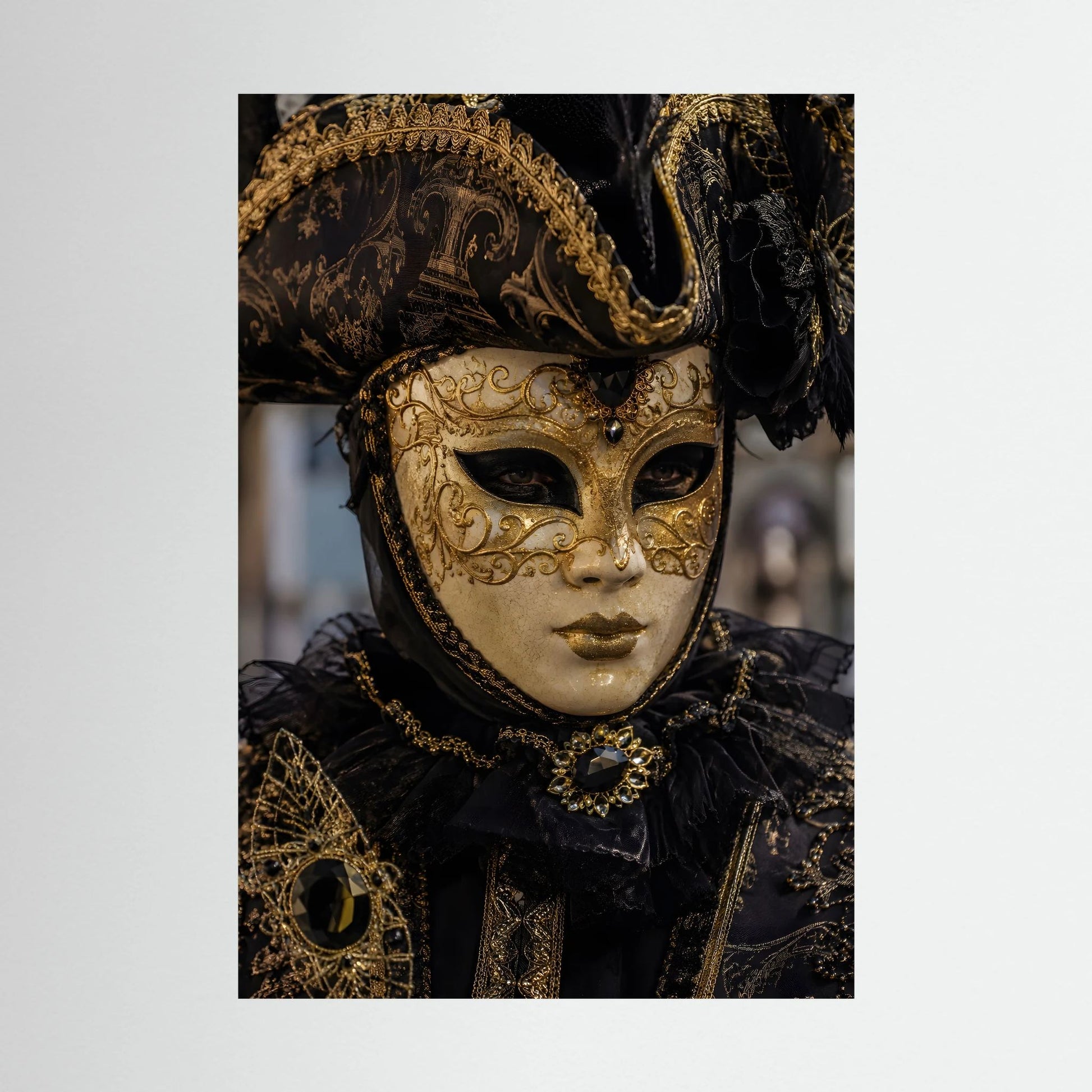 Poster (Hochformat) mit venezianischer Maske: Close-up in Schwarz und Gold