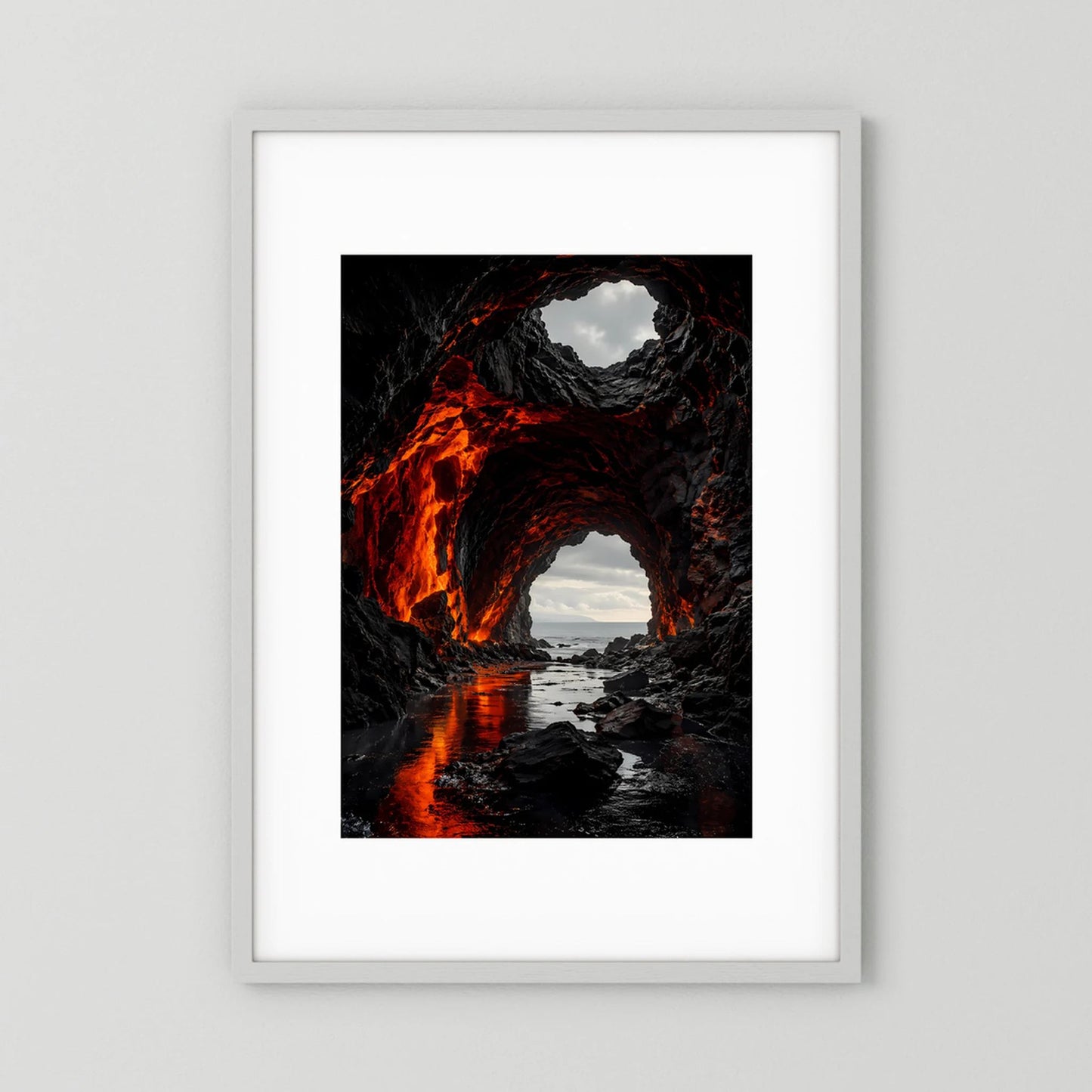 Poster im Hochformat mit weißem Rahmen: Lavahöhle, rotglühende Felsen und Meer