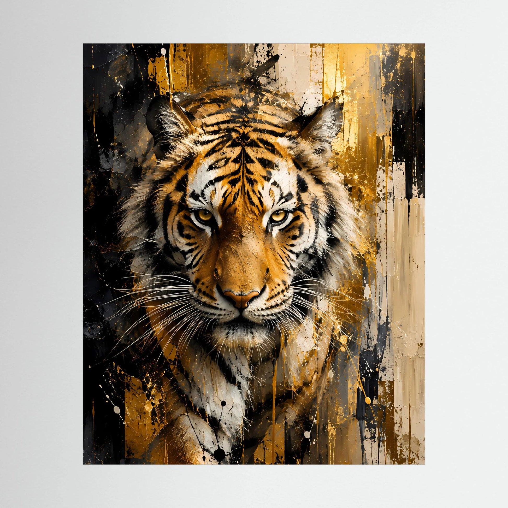 Kunstposter Hochformat: Tigerkopf in Gold- und Schwarztönen, abstrakte Spritzer