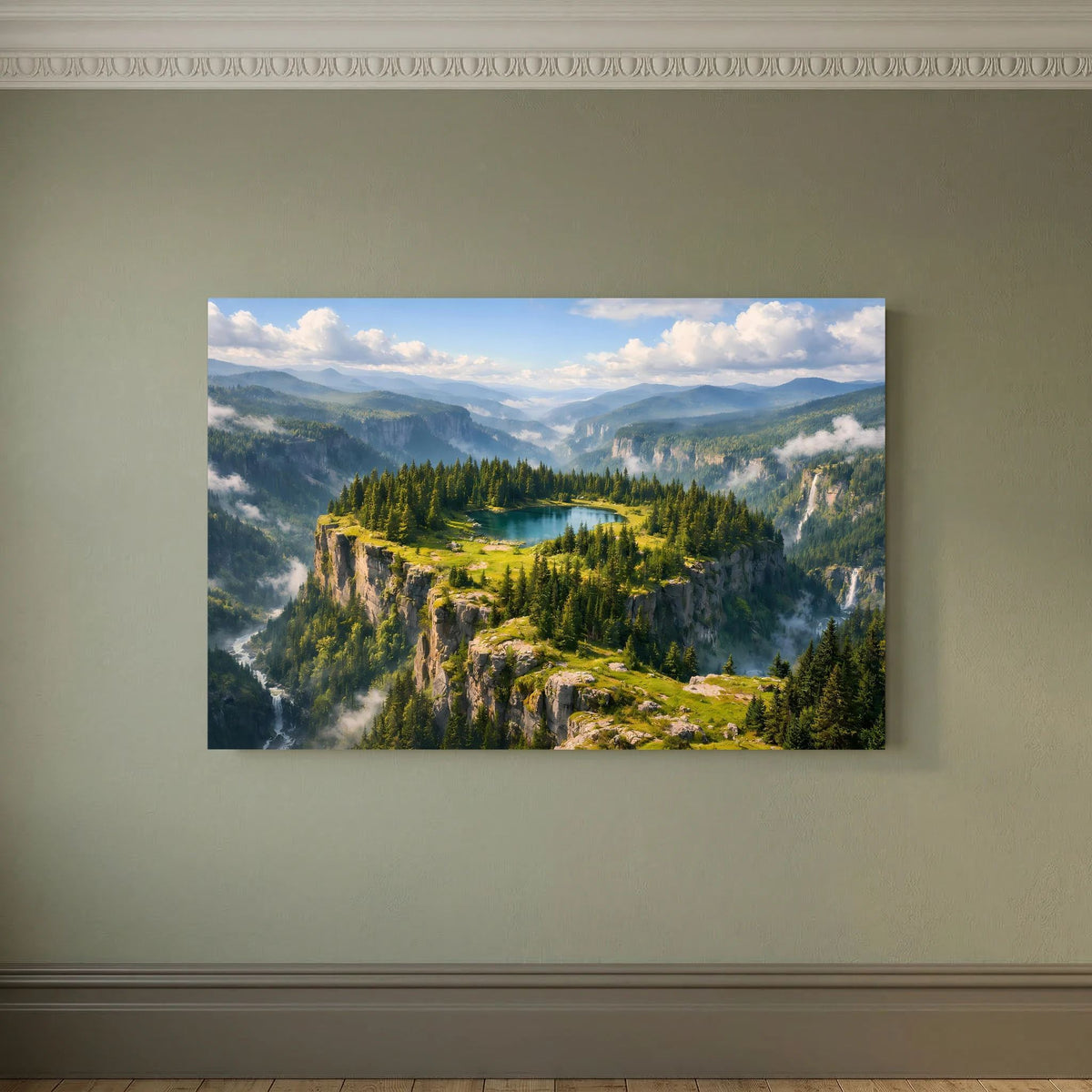 Querformatiges Wandbild mit Bergsee, Nadelwäldern und Felsklippen im Naturpanorama