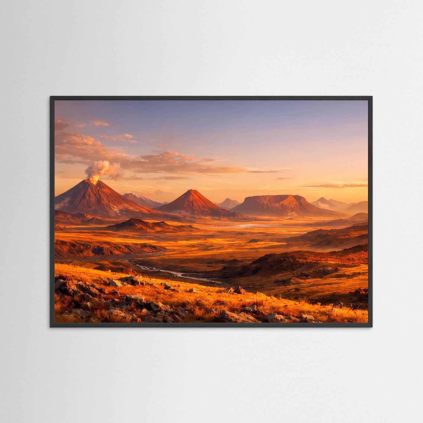 Querformatiges Vulkanlandschafts-Poster mit Bergen bei Sonnenuntergang, schwarzer Rahmen