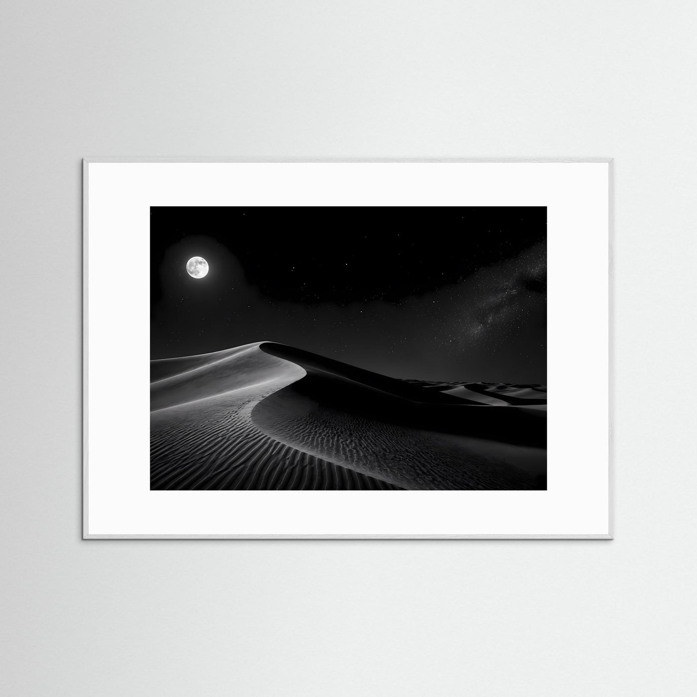 Querformat-Poster mit schwarzweißem Mondlicht über Sanddünen, weiß gerahmt