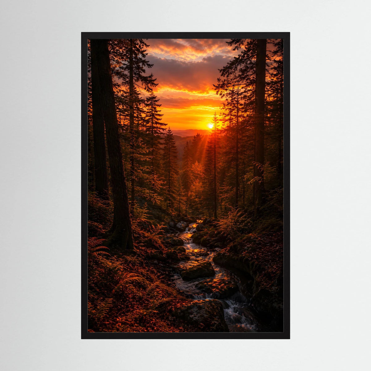 Hochformat-Poster mit Waldbach im Sonnenuntergang, schwarz gerahmt