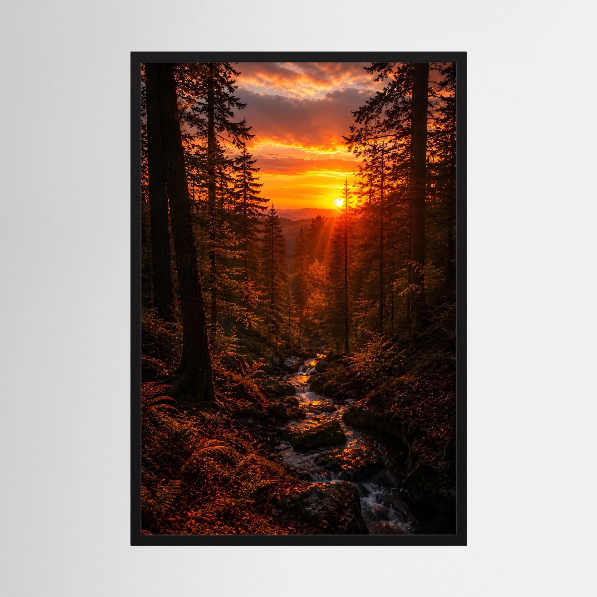 Hochformat-Poster mit Waldbach im Sonnenuntergang, schwarz gerahmt