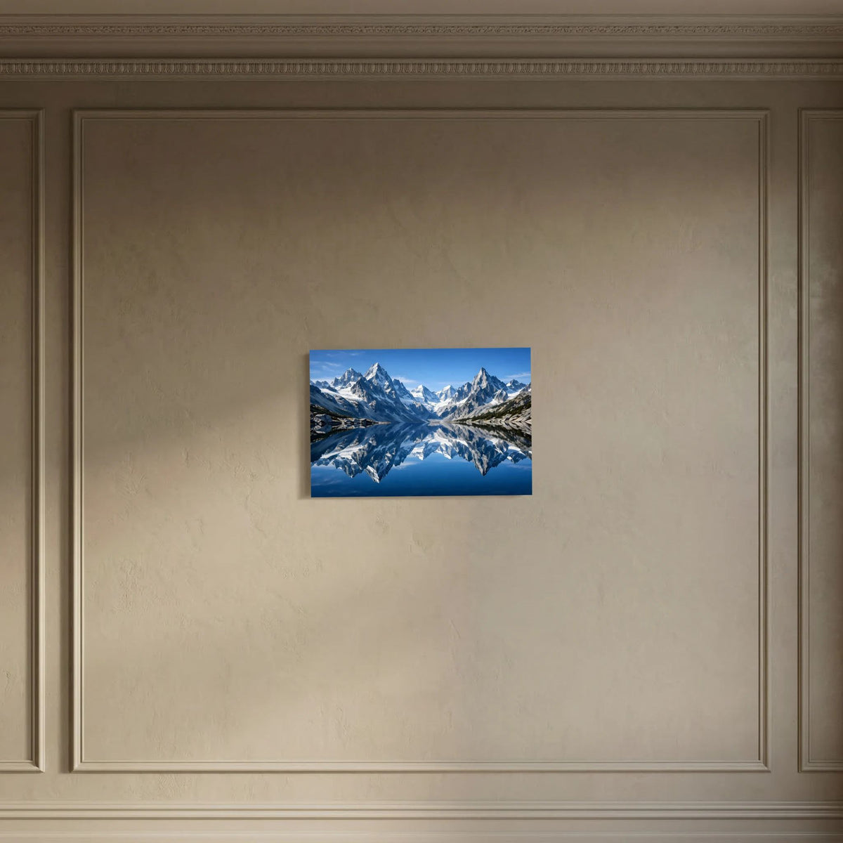 Poster im Querformat mit Alpenlandschaft, Spiegelung im See und klaren Schneegipfeln
