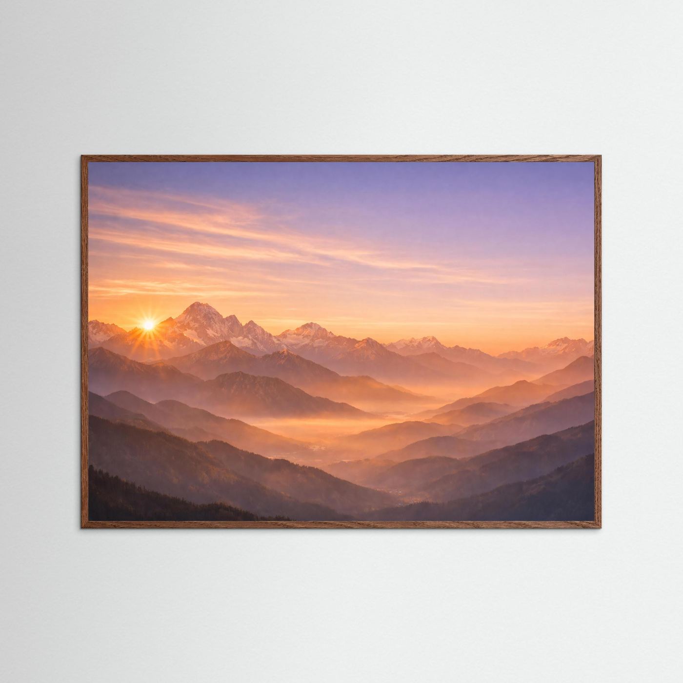 Querformatiges Poster Sonnenaufgang über den Alpen im braunen Holzrahmen