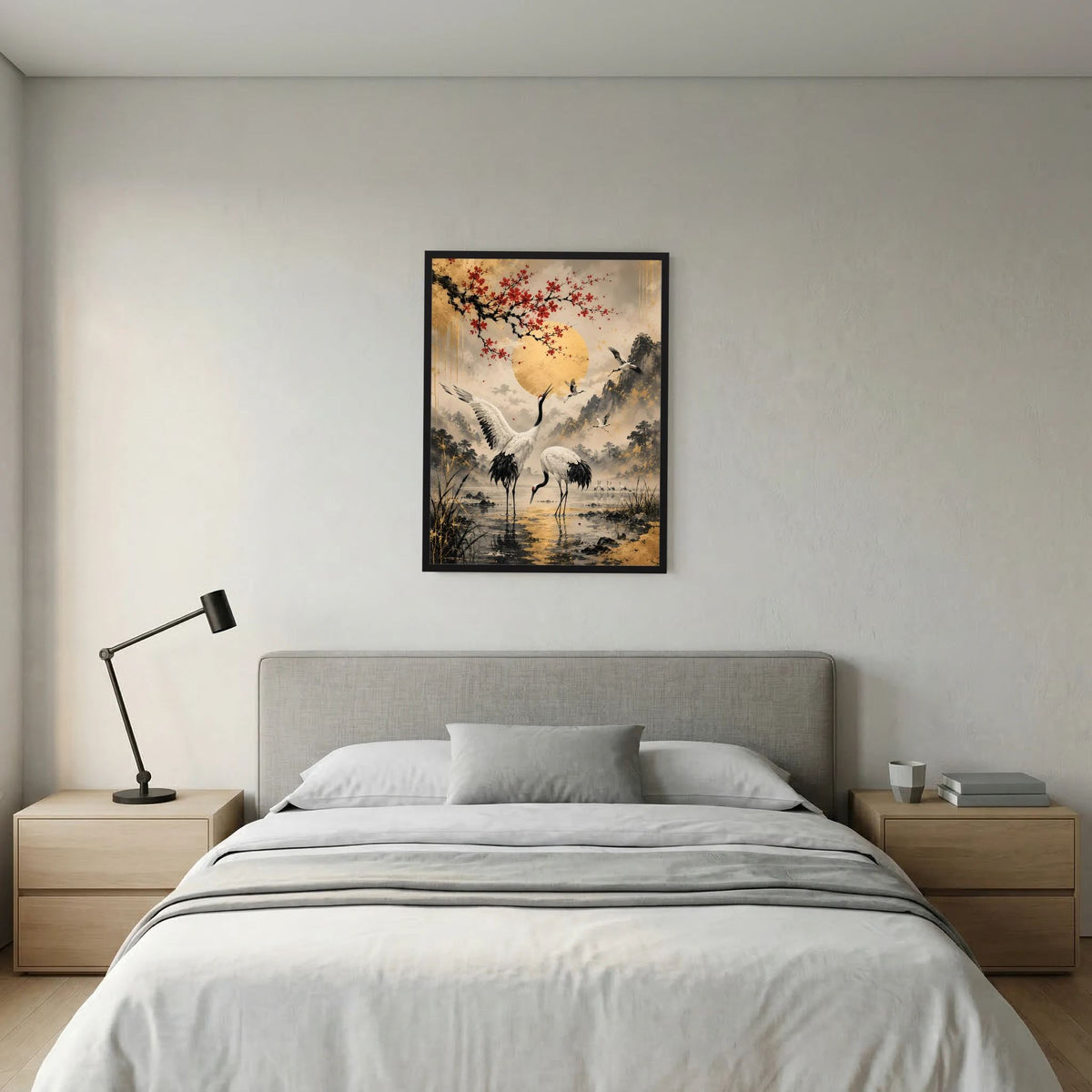 Gerahmtes Poster: weiß-schwarze Kraniche, goldene Sonne, rote Blüten und Berge
