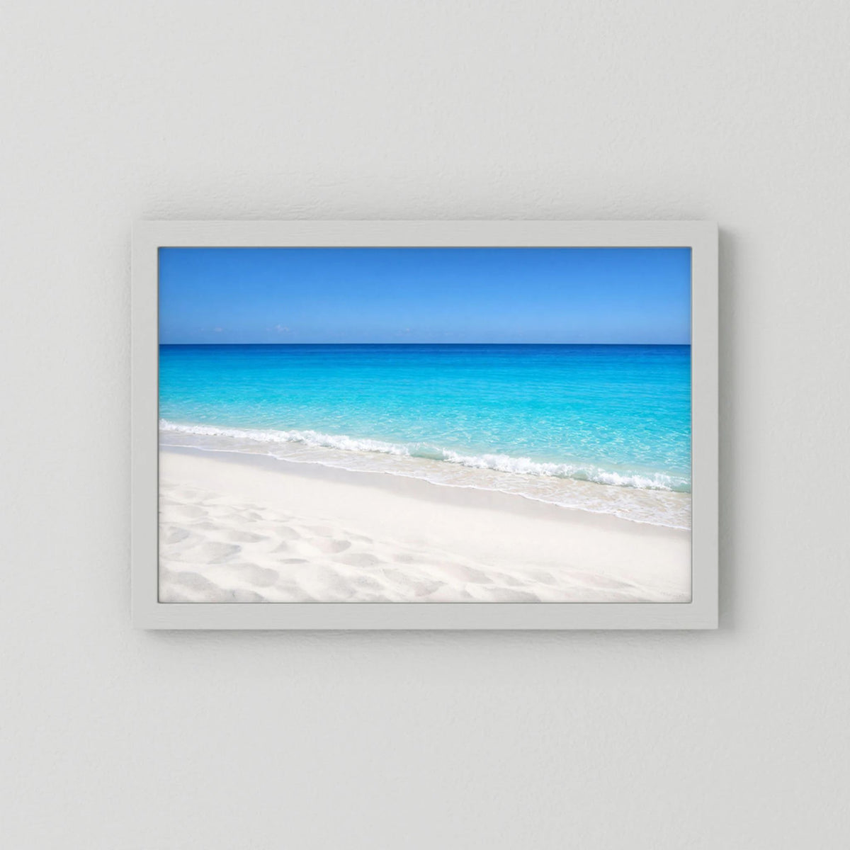 Querformat-Wandbild im weißen Rahmen: türkisblaues Meer und Sandstrand