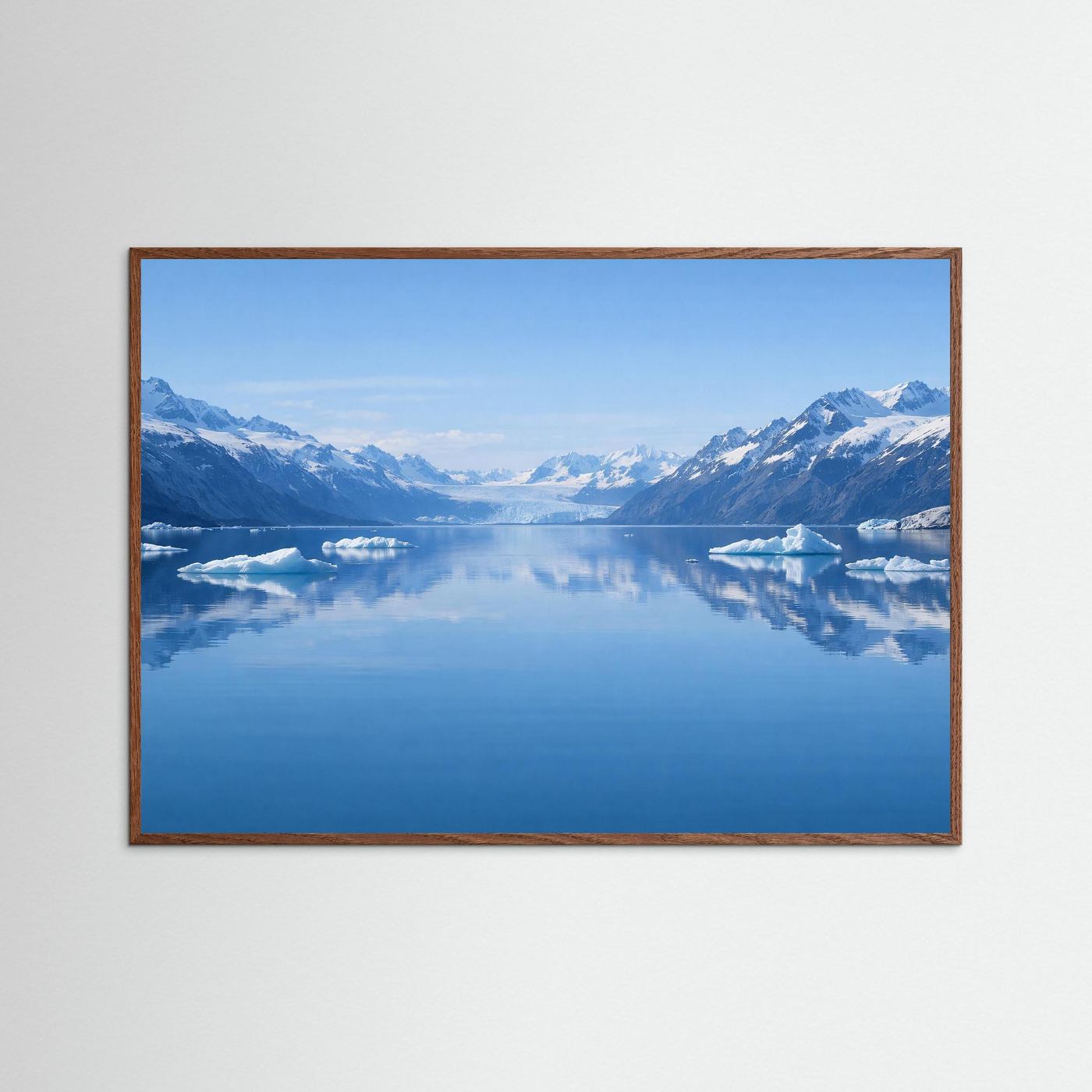 Poster im Querformat mit Gletscher- und Eisbergmotiv in braunem Holzrahmen