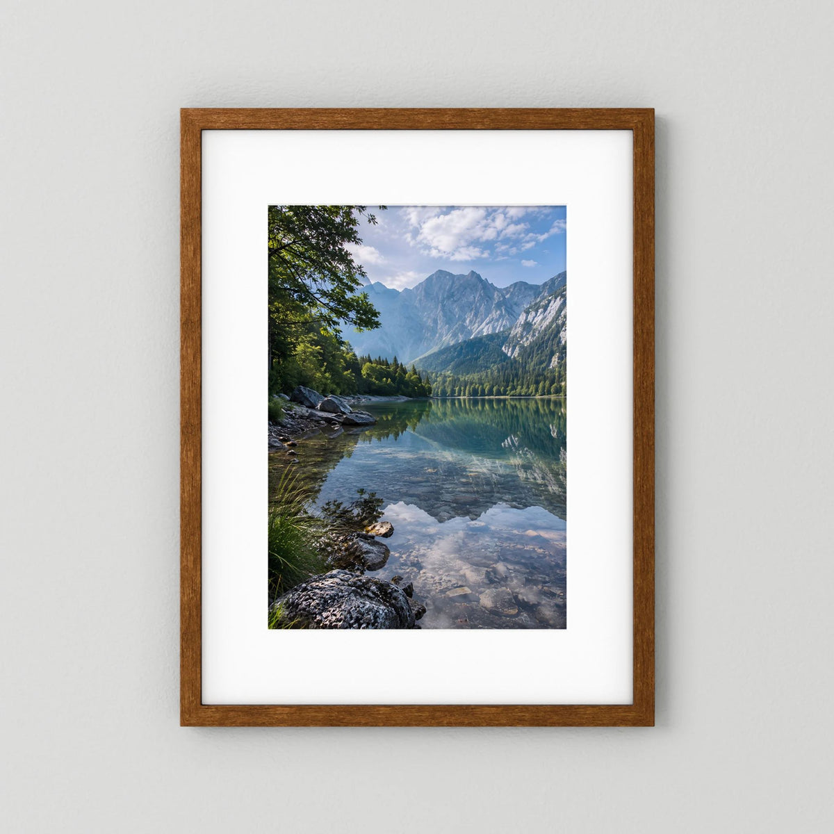 Dunkel geöltes Holz gerahmtes Hochformat-Landschaftsposter mit weißem Rand