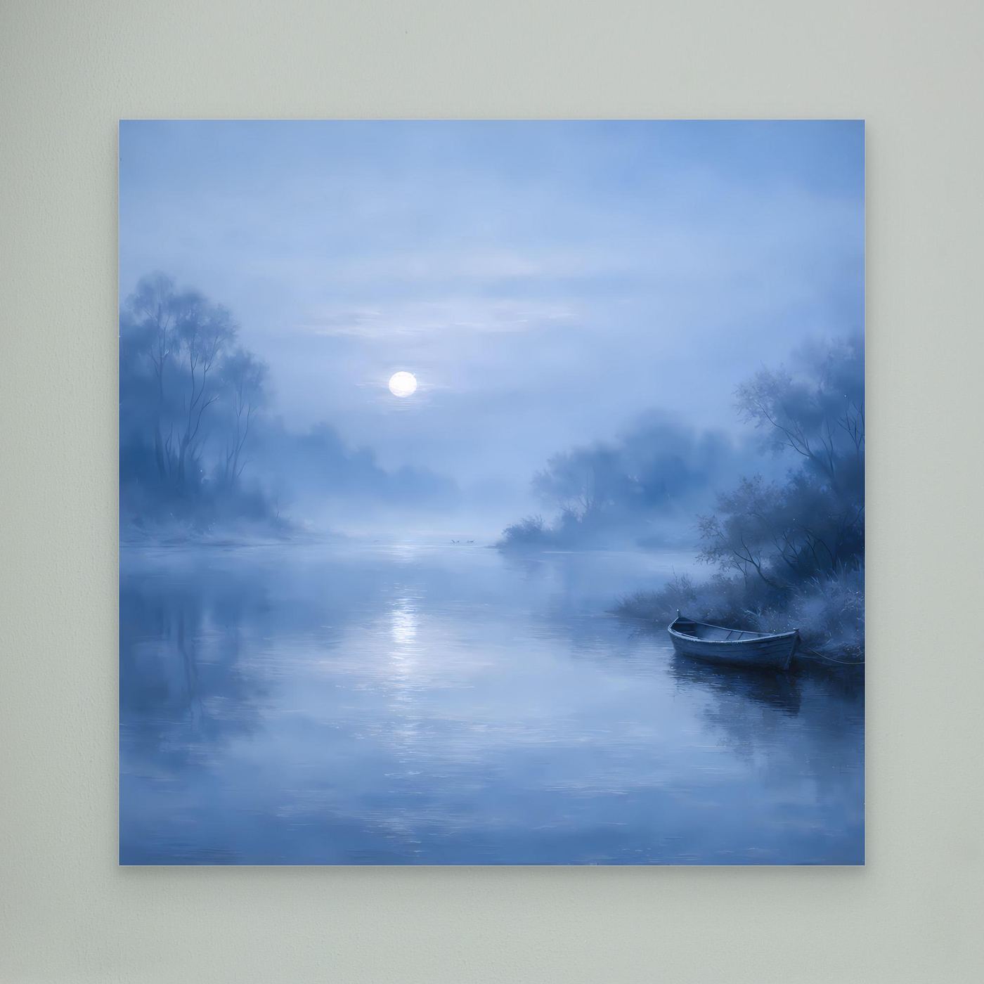 Wandbild mit blauem Fluss bei Mondlicht, Nebel und Boot; weißer Rahmen