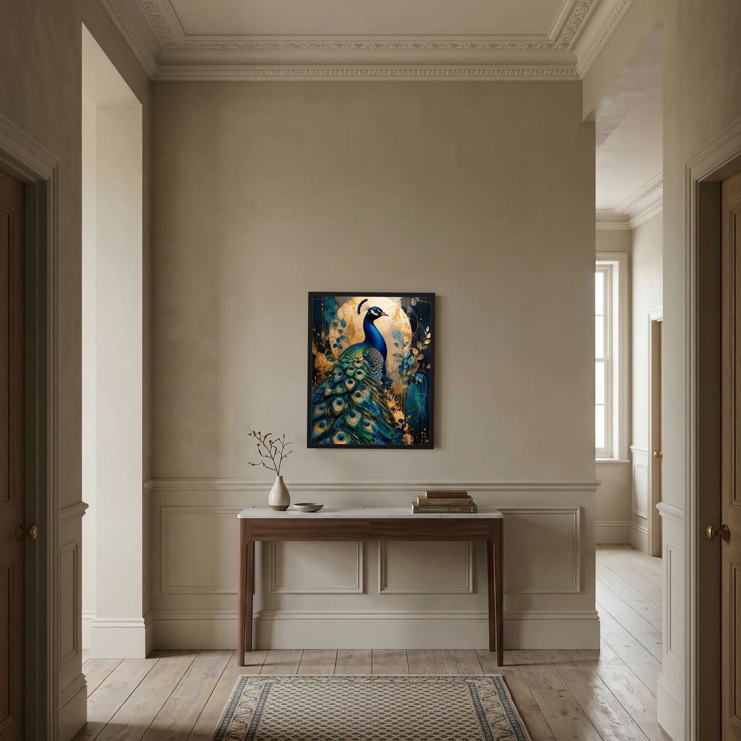 Gerahmtes Hochformat-Poster mit Pfau in Blau und Gold, dekorativer Blumenranken-Optik