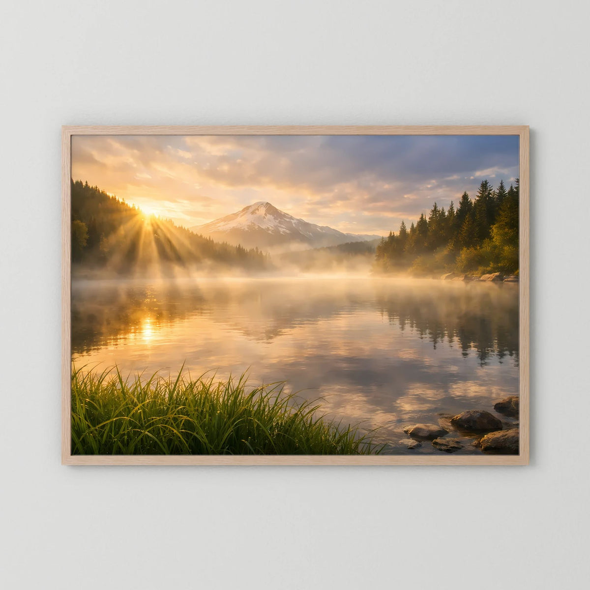 Querformatiges Wandbild im hellen Holzrahmen: ruhiger See, Berge, Sonnenstrahlen