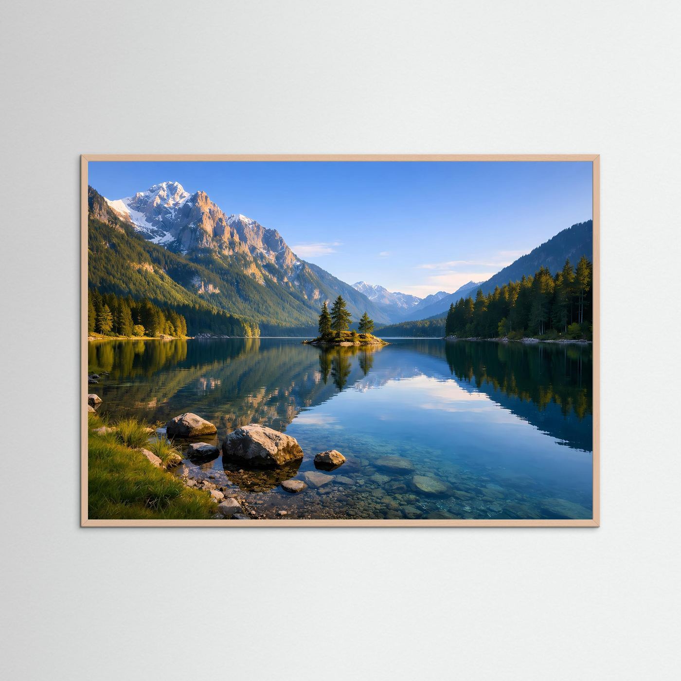 Panoramawandbild mit See- und Berglandschaft im blauen Holzrahmen
