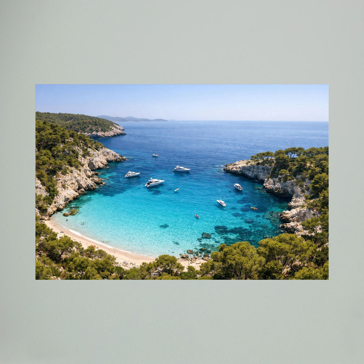 Poster im Querformat mit türkisblauer Bucht, Küste mit Booten und Yachten