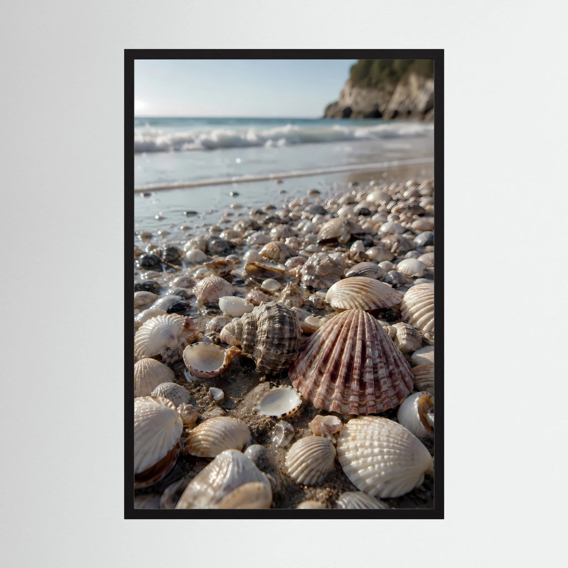 Poster im Hochformat mit Muscheln am Strand, schwarz gerahmt