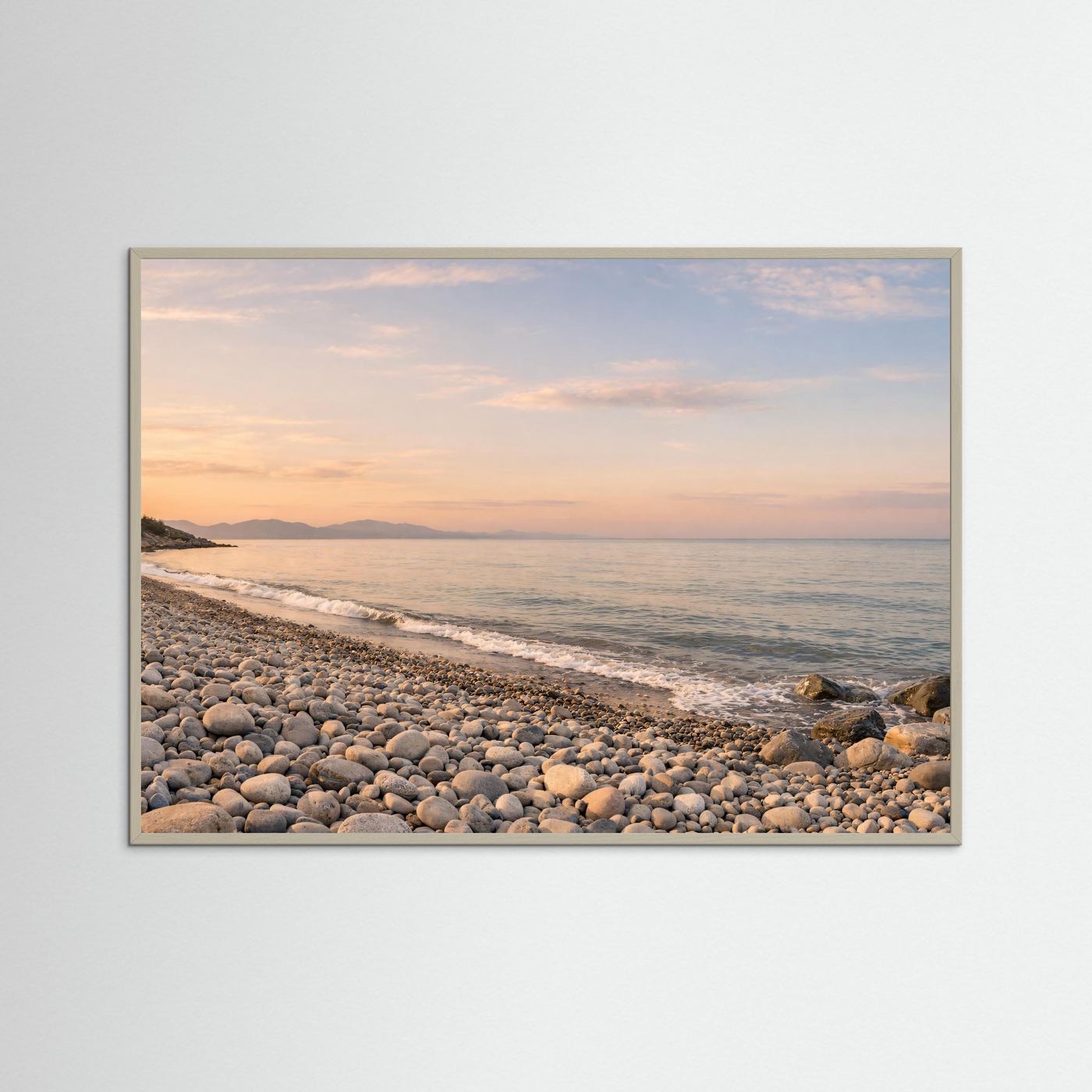 Panorama-Poster im grauen Holzrahmen: Steinstrand, Meer und Dämmerung, Querformat
