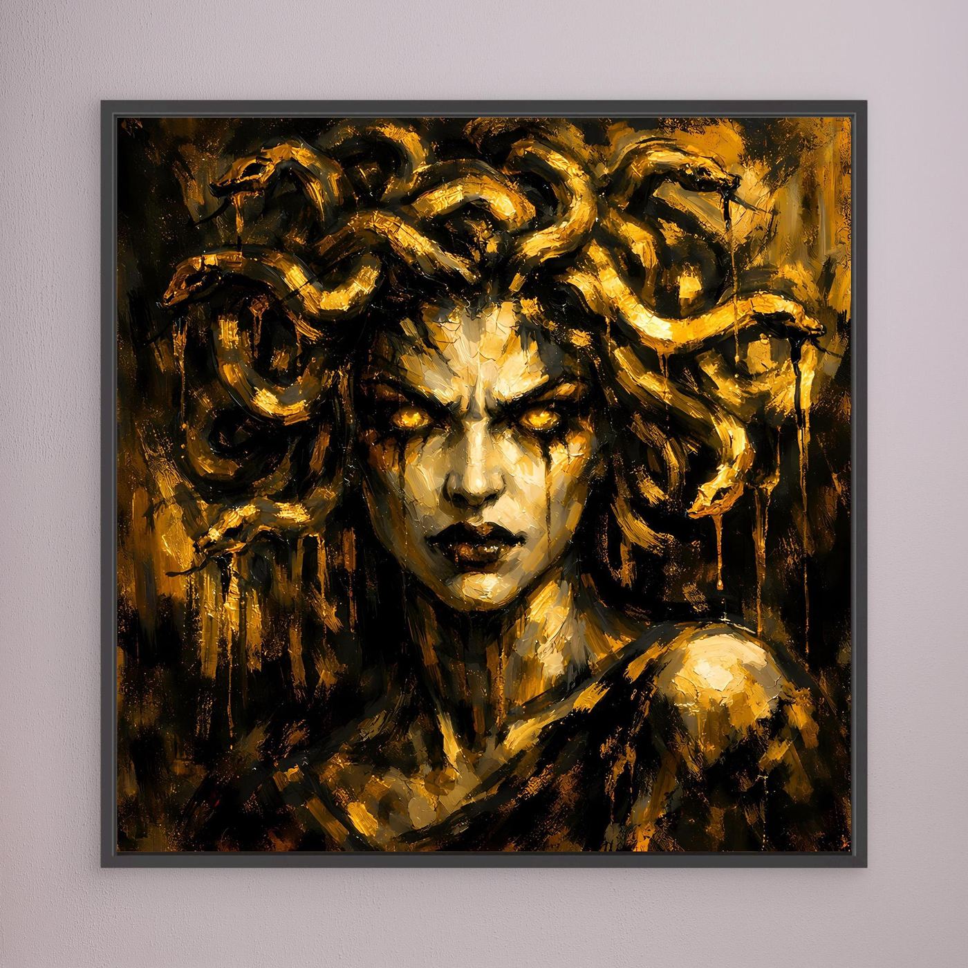 Leinwand Goldene Medusa in düsterer Optik | Modernes Mythologie Wandbild Luxus