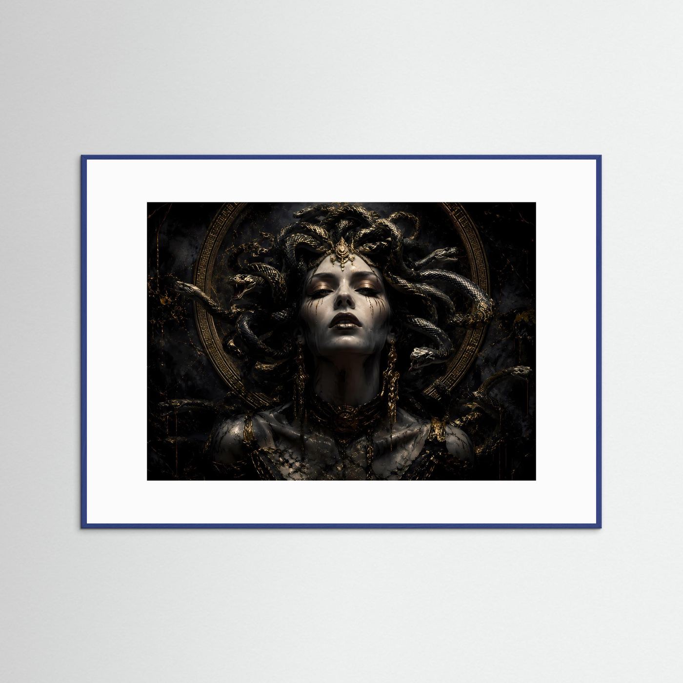 Göttin Medusa in Schwarz und Gold | Mythologische Dark-Art Poster & Wandbild