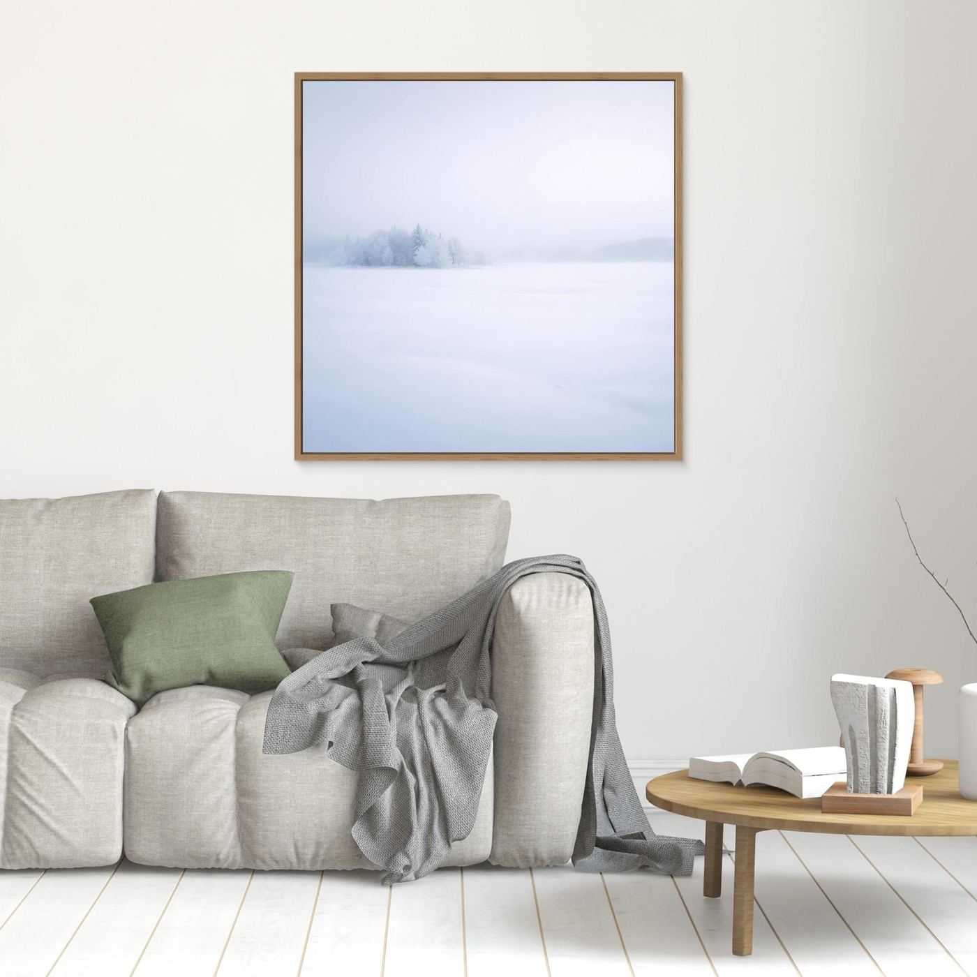 Leinwandbild mit verschneitem Wintersee und Nebel, goldbrauner Holzrahmen