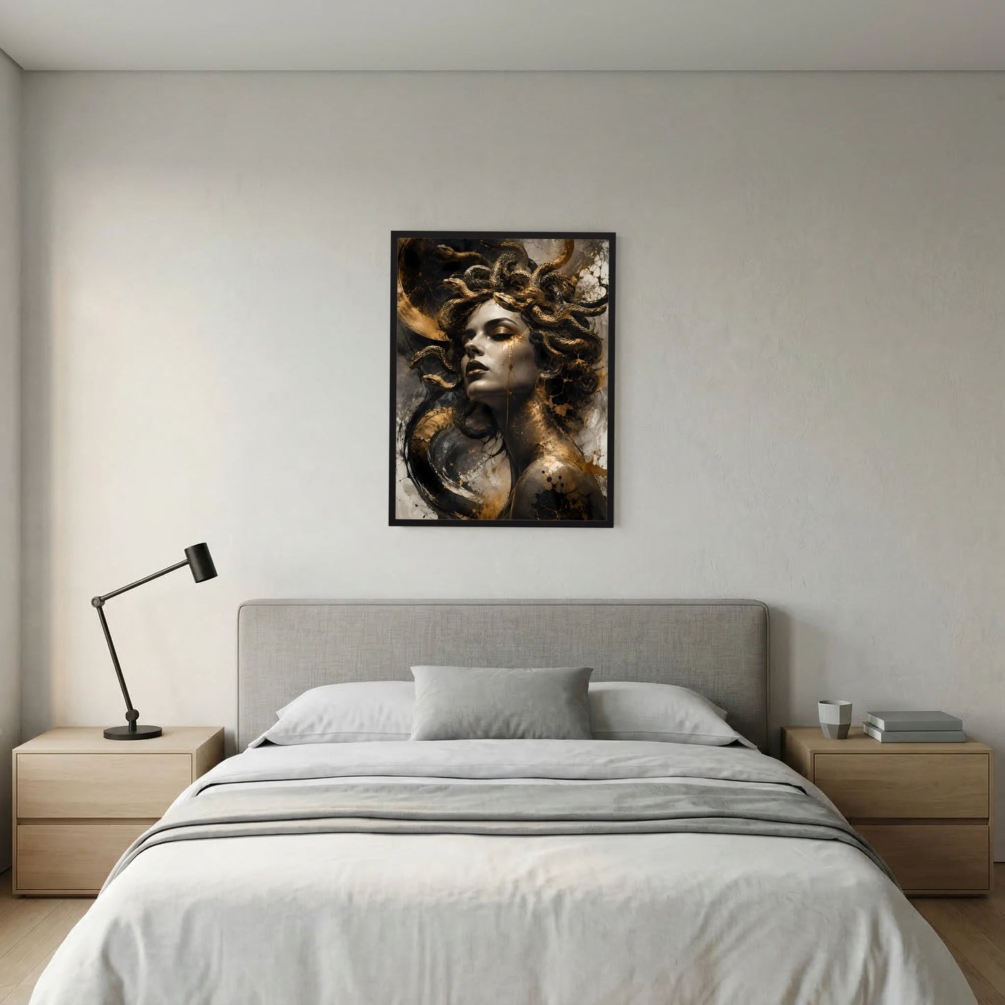 Poster im Hochformat mit Medusa-Figur, goldene Schlangen und goldene Akzente, schwarzer Rahmen.