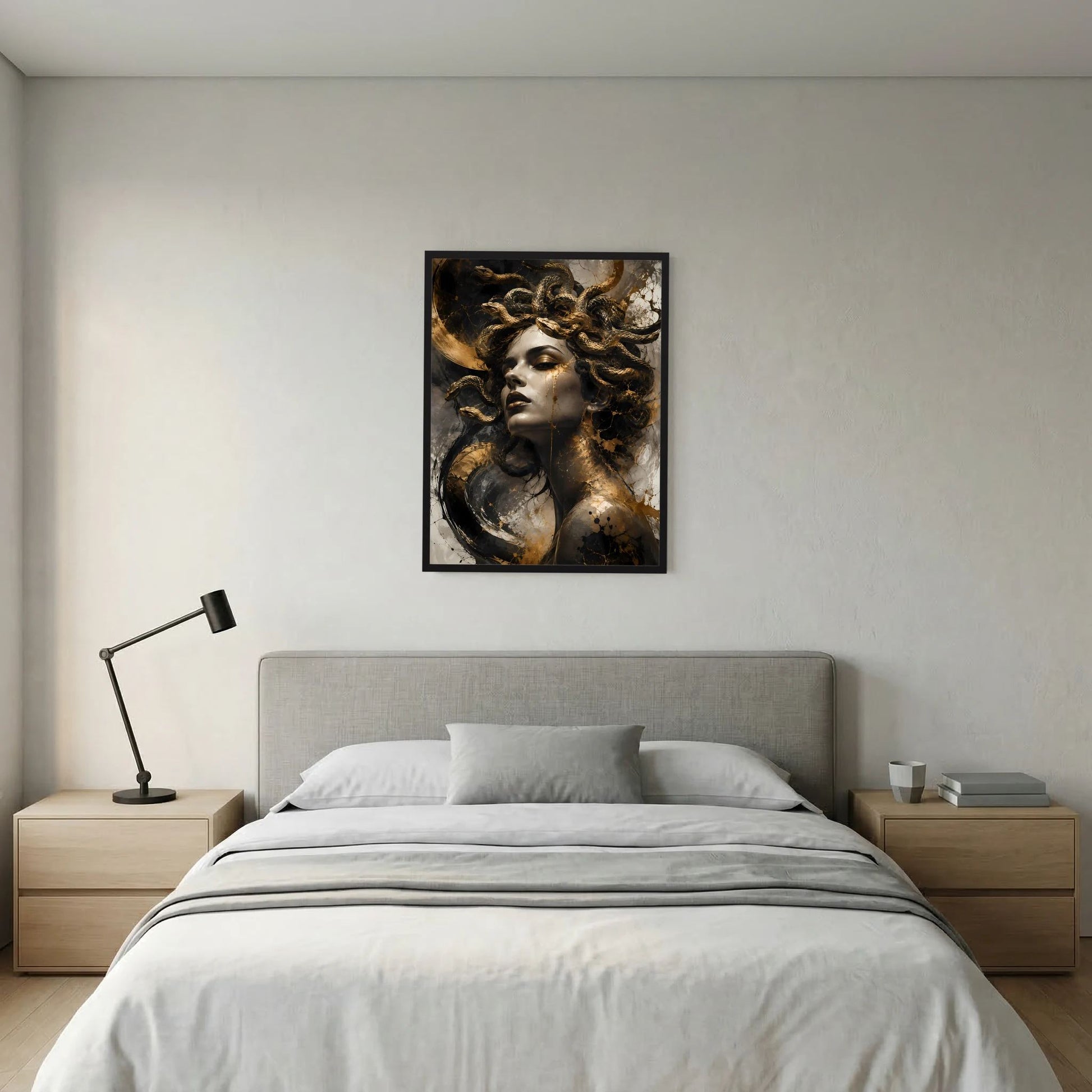 Poster im Hochformat mit Medusa-Figur, goldene Schlangen und goldene Akzente, schwarzer Rahmen.