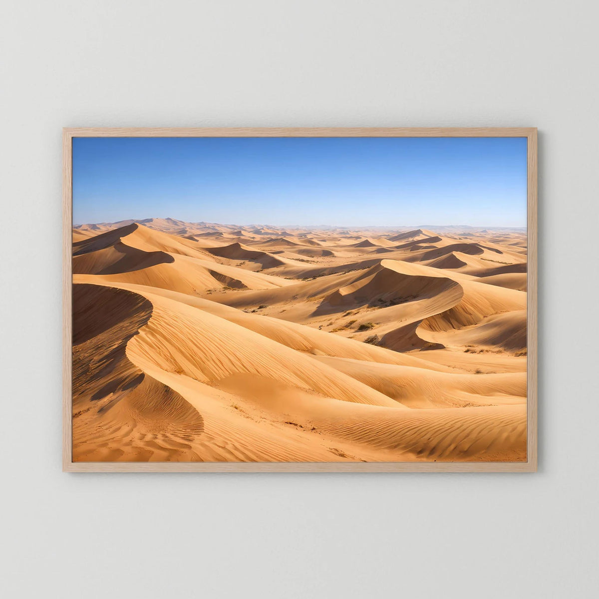 Panorama-Sanddünen-Poster im hellen Holzrahmen, goldene Dünen und blauer Himmel