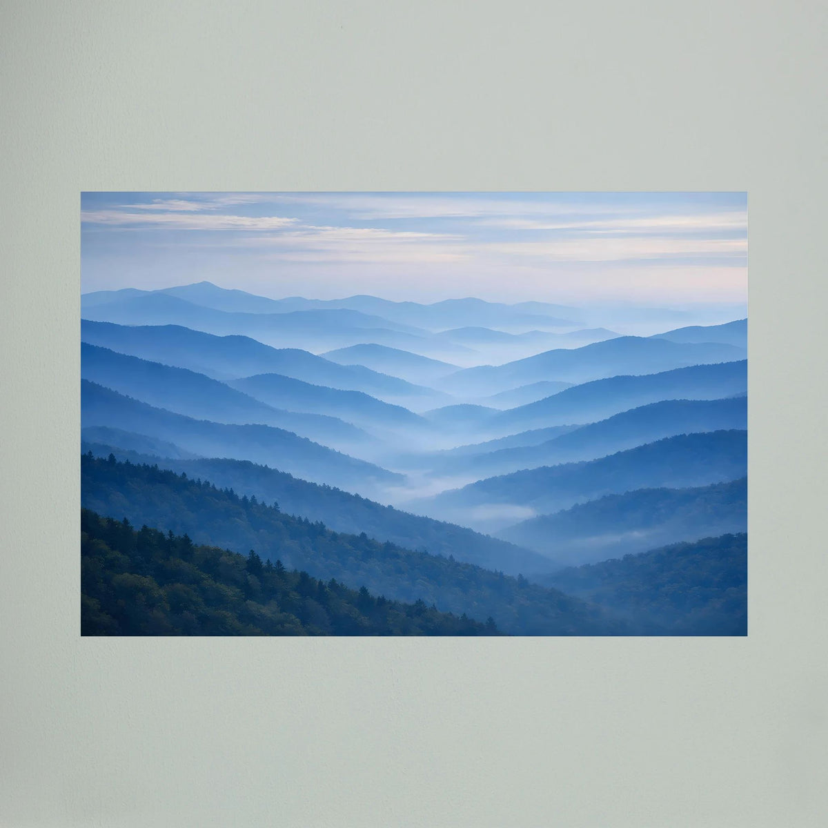 Wandbild im Querformat: blaues Nebel-Bergpanorama