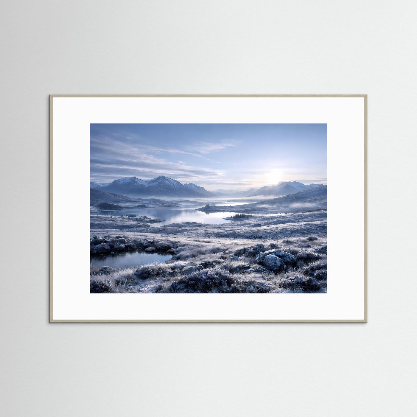 Gerahmtes Winterlandschafts-Poster mit heller Holz-Einrahmung, Berg- und Seelandschaft, Panorama