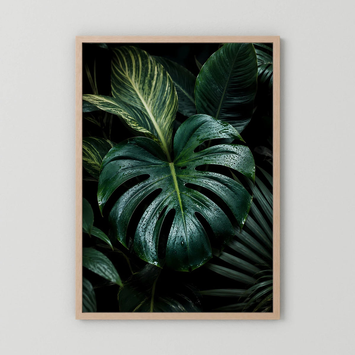 Poster mit Monstera-Tropenblättern, dunkelgrün, helle Holzumrandung