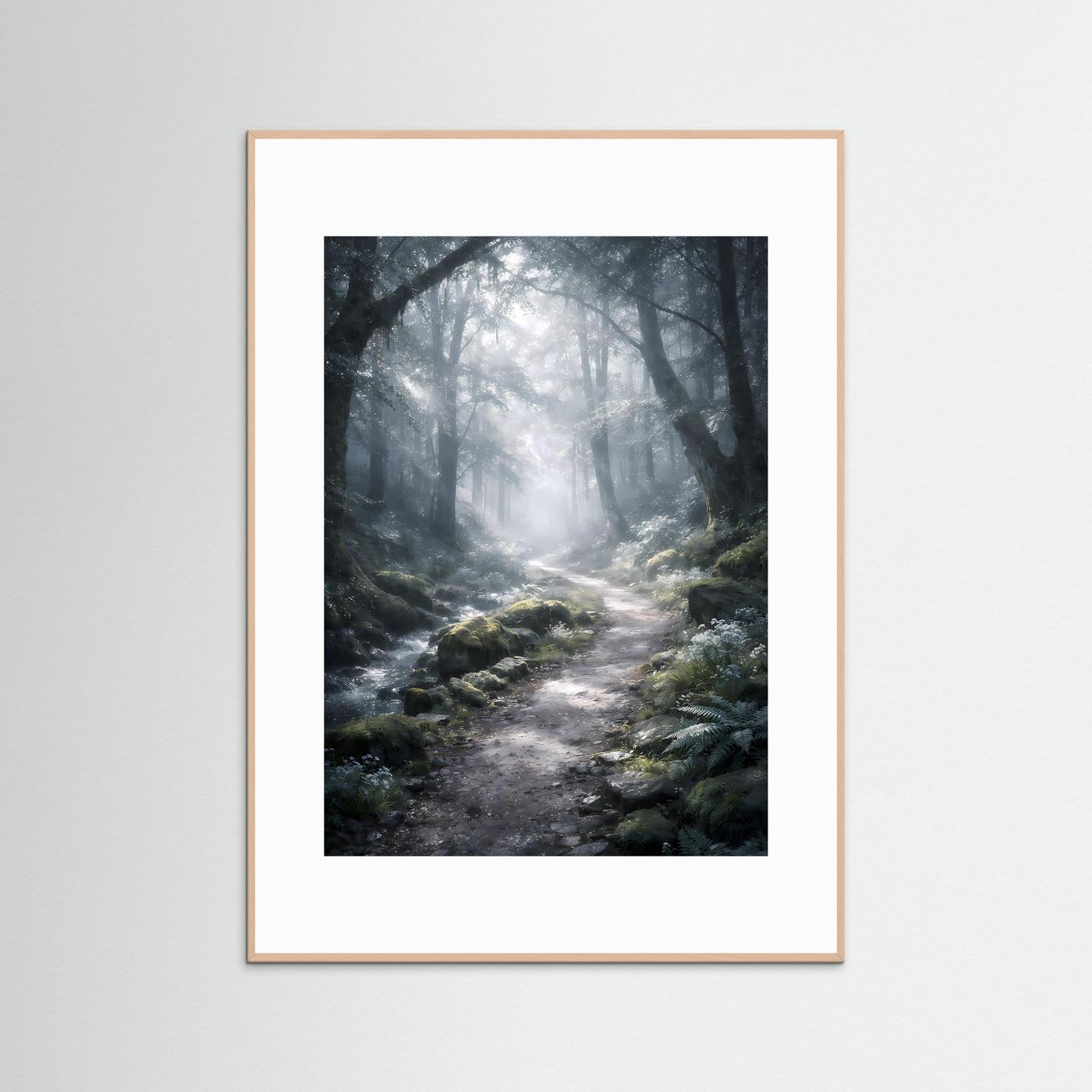 Waldweg-Poster im Hochformat mit Nebelwald, hellbrauner Holzrahmen