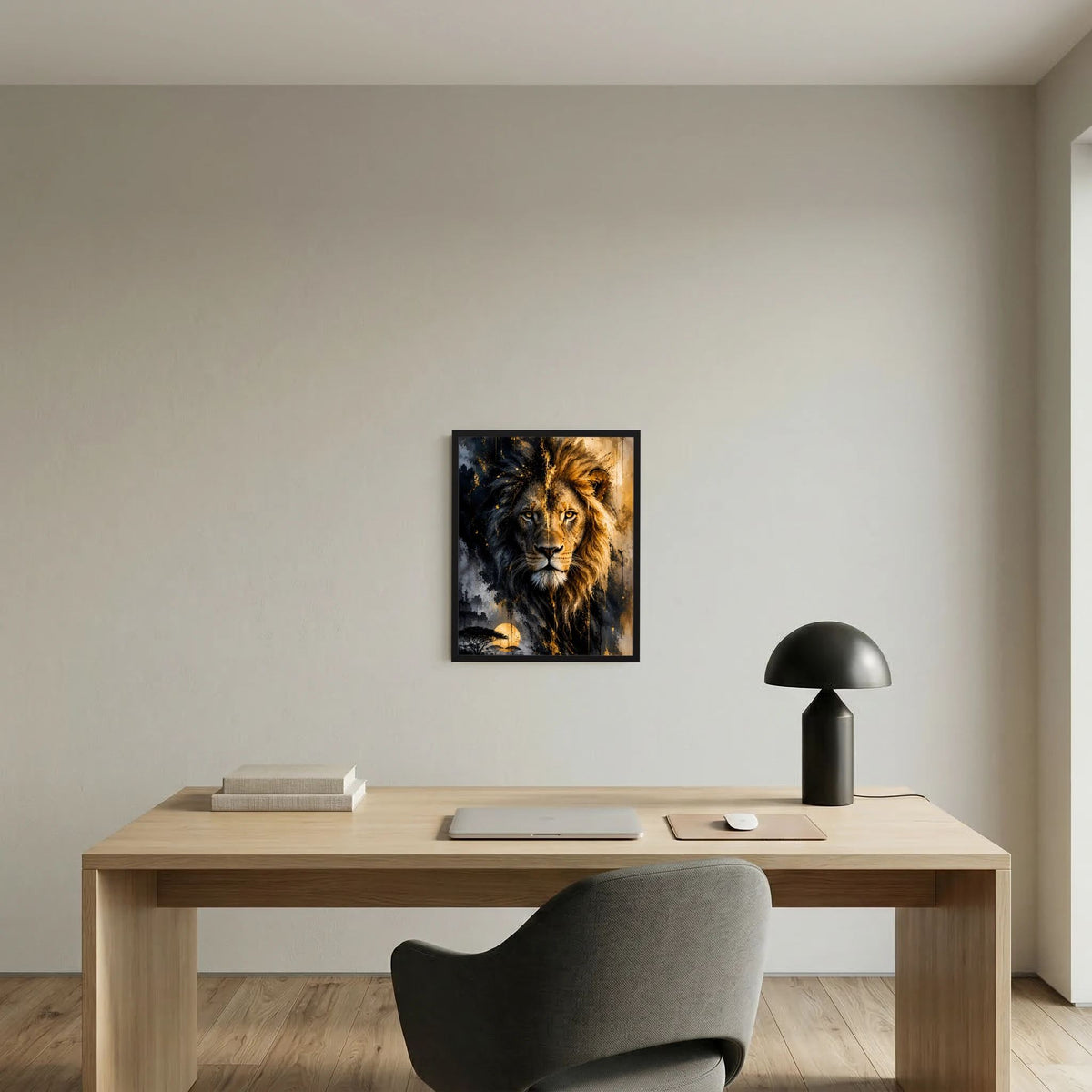 Löwen-Poster in Schwarz und Gold, gerahmt an der Wand über Holzschreibtisch