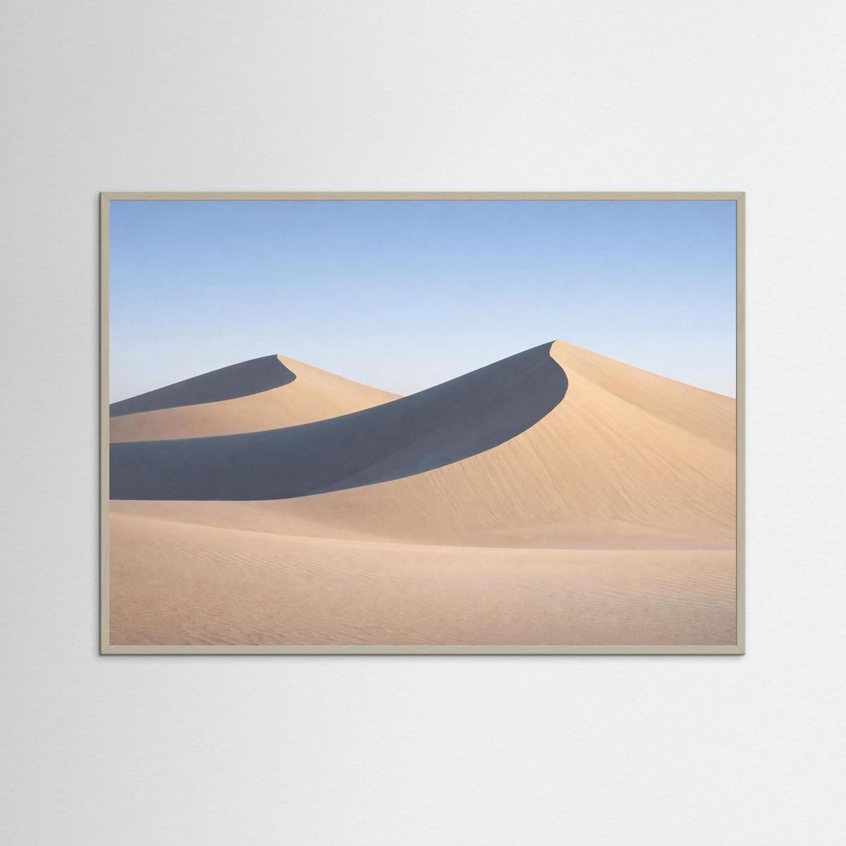 Naturposter im Panorama-Querformat mit Wüstendünen im grauen Holzrahmen