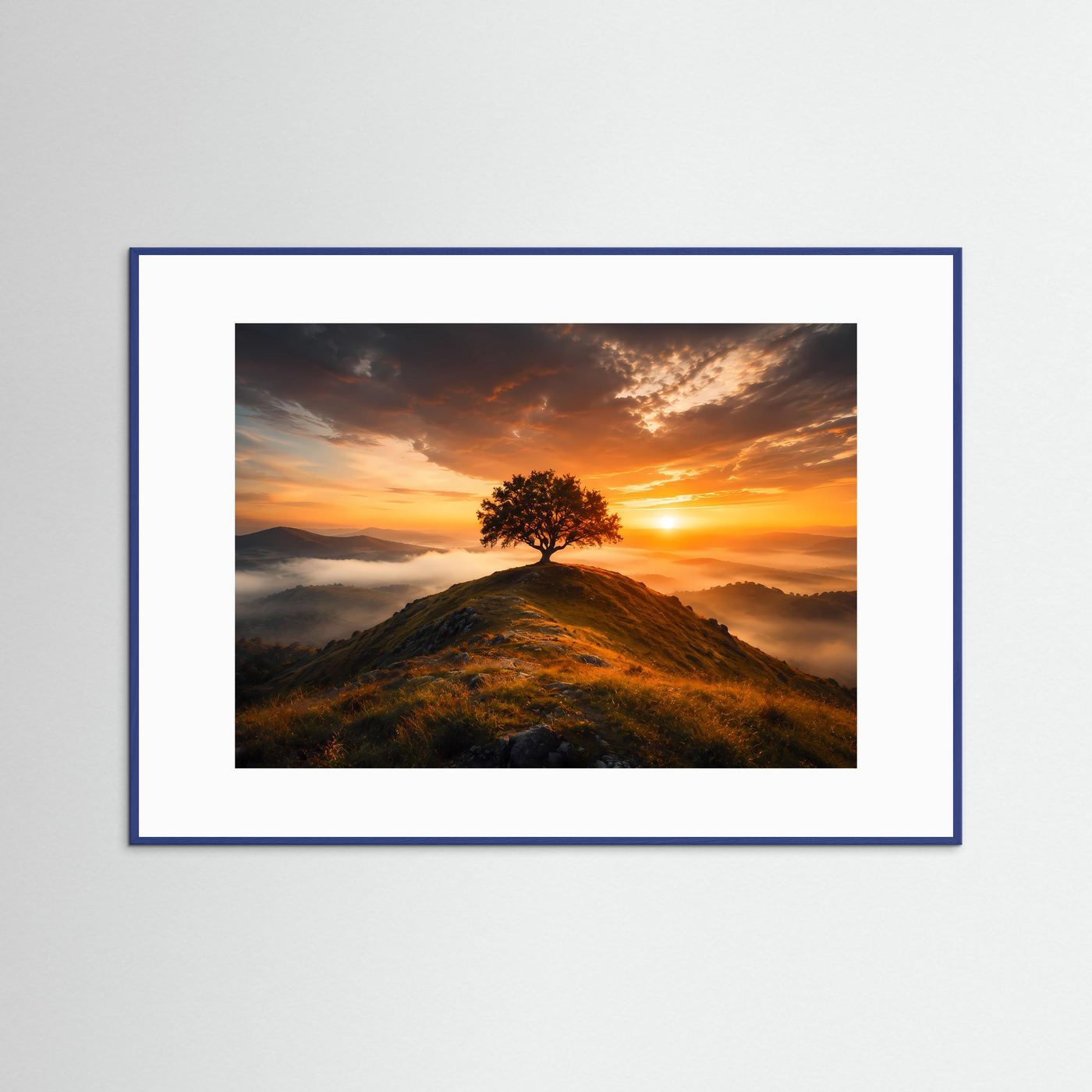 Poster mit einsamem Baum bei Sonnenaufgang im blauem Rahmen, weißer Rand
