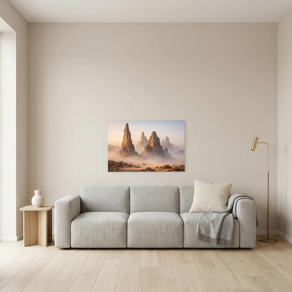 Wandposter im Querformat mit Felsnadeln über Sandlandschaft im Nebel