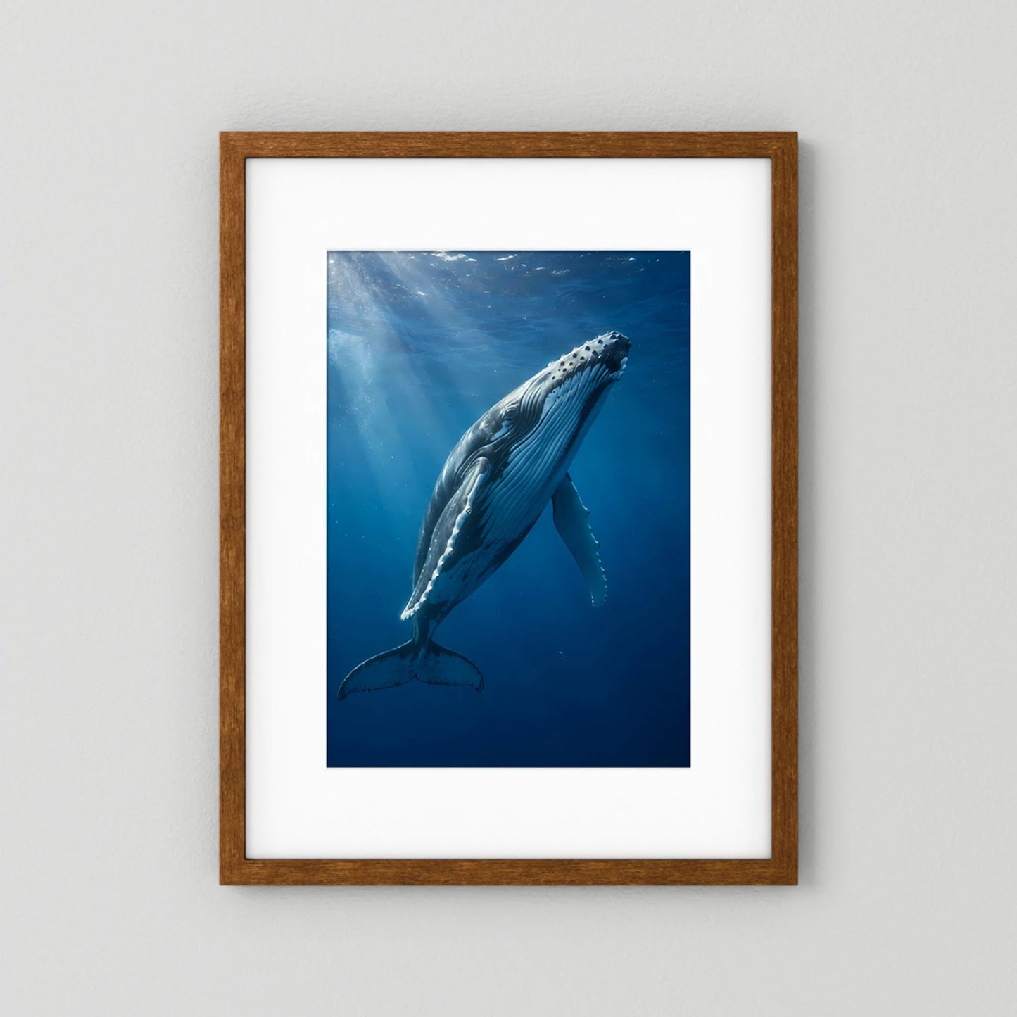 Poster mit Buckelwal unter Wasser, blauer Farbverlauf, Hochformat, brauner Holzrahmen