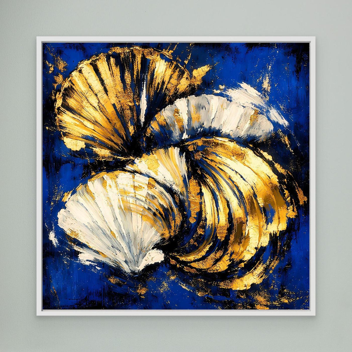 Leinwand-Wandbild mit abstrakten Muscheln, Blau, Weiß und Gold, weißer Rahmen