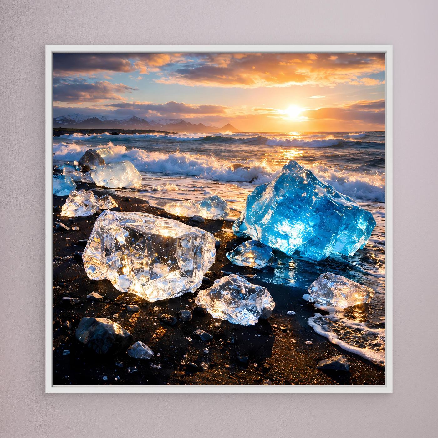 Leinwandbild mit Eisschollen am schwarzen Sandstrand und warmem Sonnenuntergang, weiß gerahmt