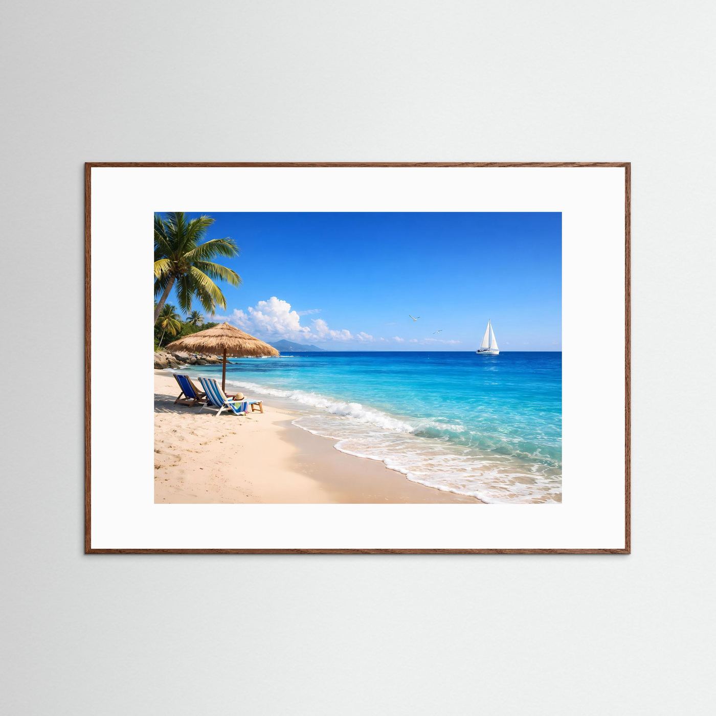 Strandposter im Querformat mit hellem Holzrahmen, Sandstrand, Palmen und Segelboot