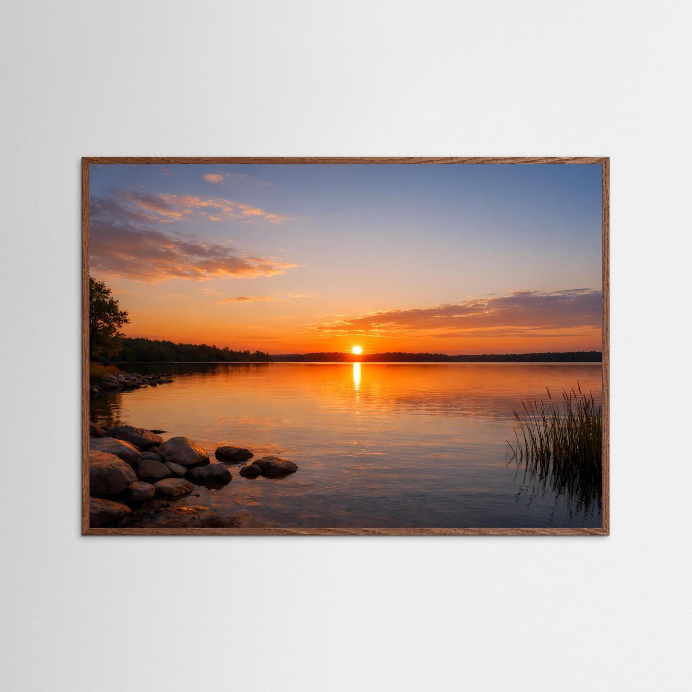 Landschafts-Poster mit Sonnenuntergang am See im Querformat, brauner Holzrahmen
