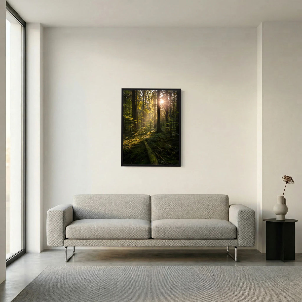 Hochformat-Poster Waldmotiv mit Sonnenstrahlen, dunkelgrün, schwarz gerahmt