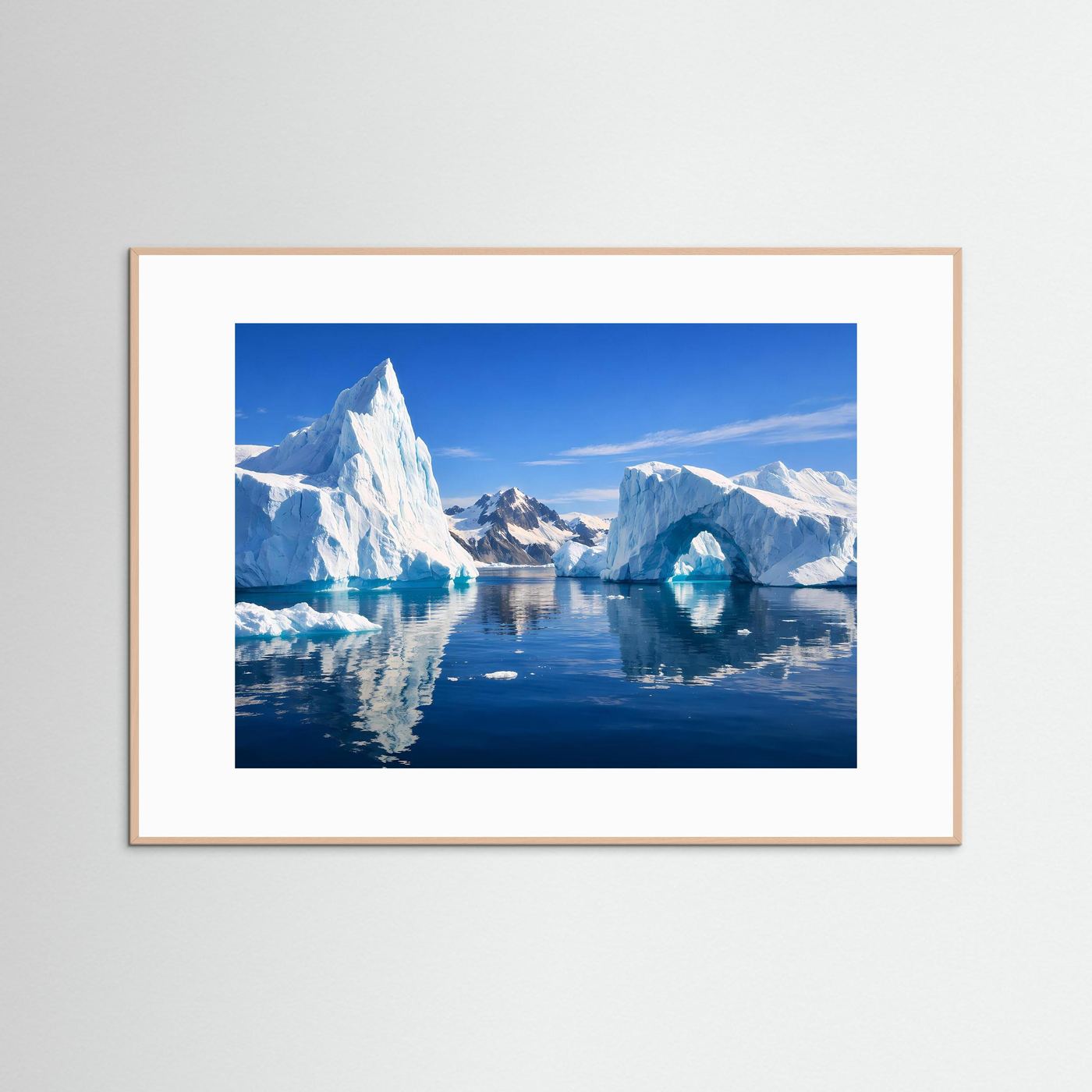 Gerahmtes Panorama-Poster mit Eisbergen und Spiegelungen im Wasser, Holzrahmen