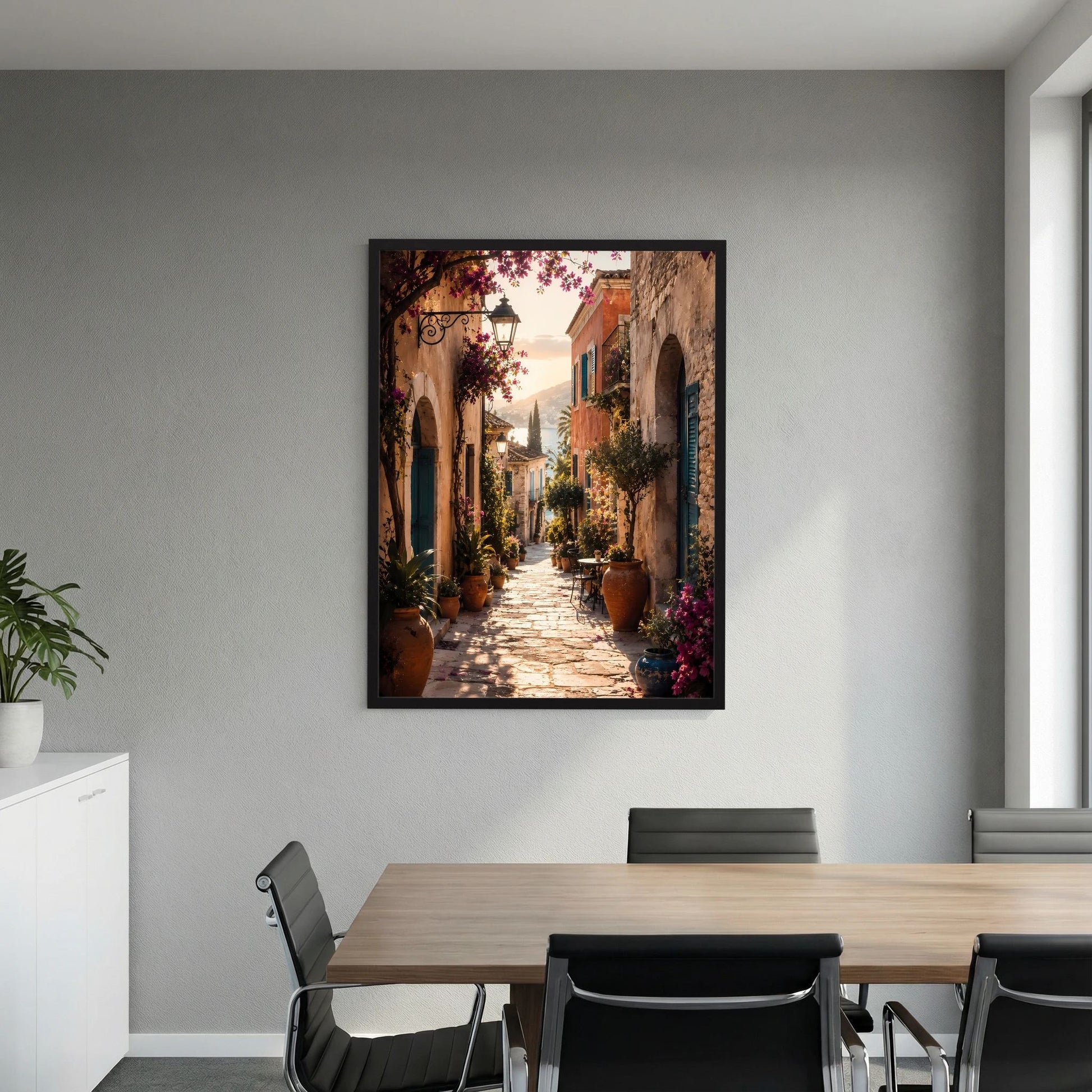 Gerahmtes Poster über dem Esstisch: schmale Gasse mit Bögen und Blumen