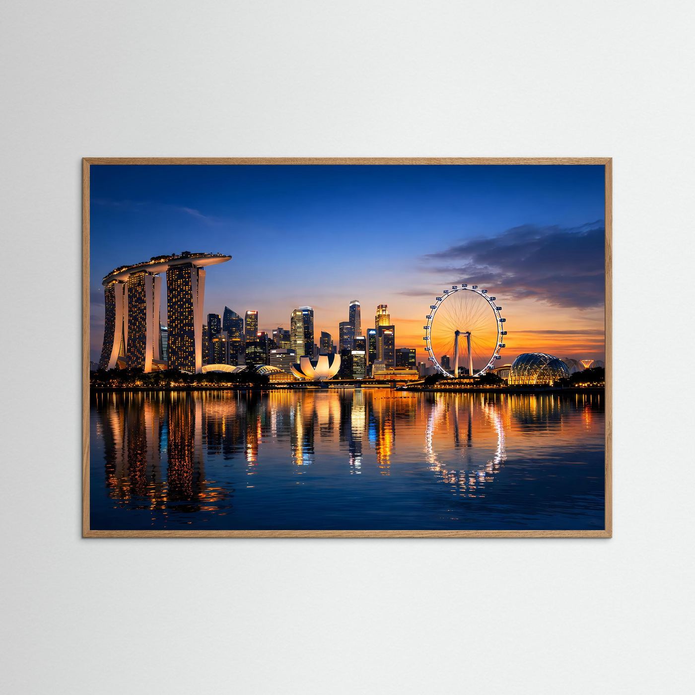 Gerahmtes Poster: Skyline von Singapur bei Dämmerung mit Ferrisrad und Spiegelung, naturfarbenes Holz