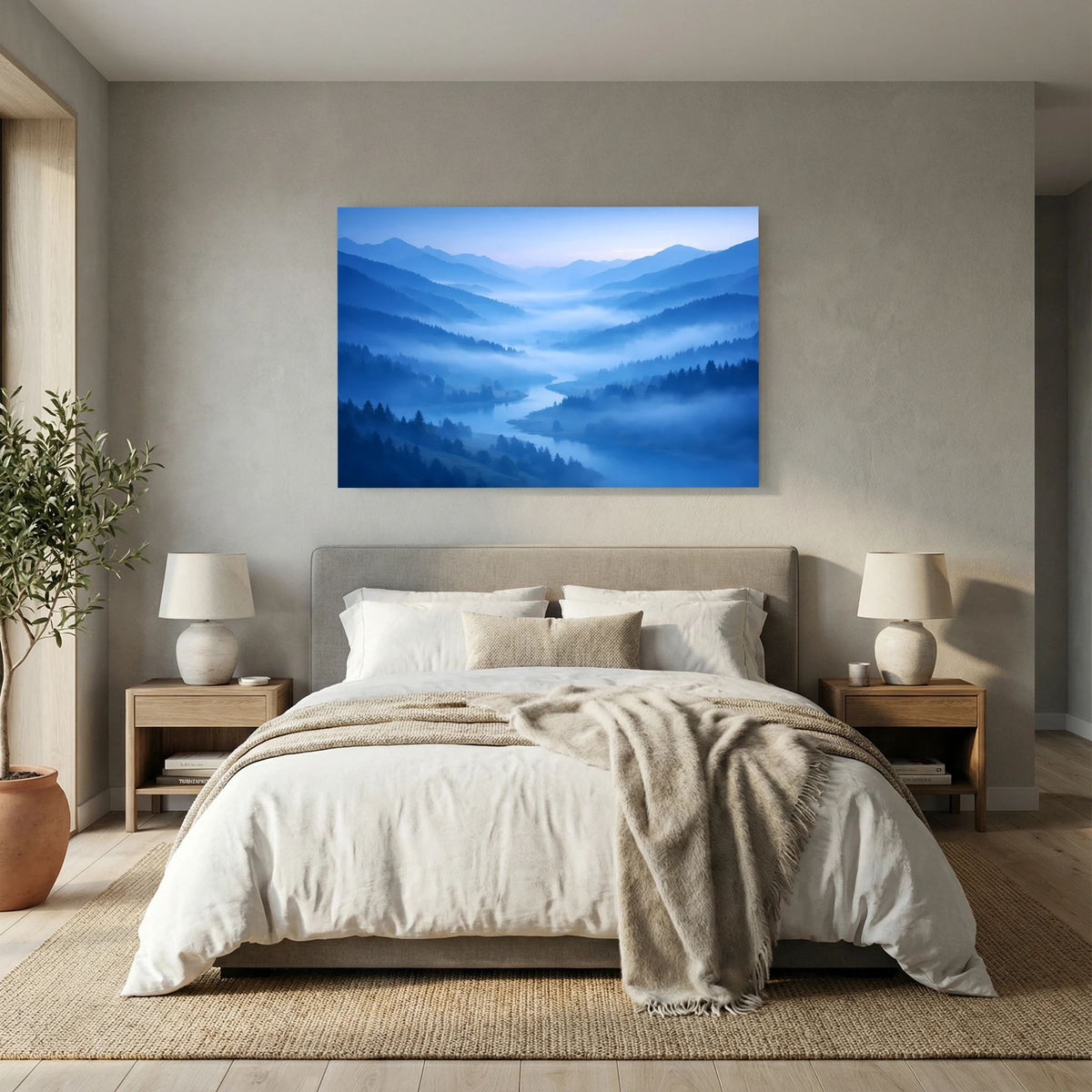 Poster im Querformat mit Berglandschaft im Nebel, tiefe Blautöne