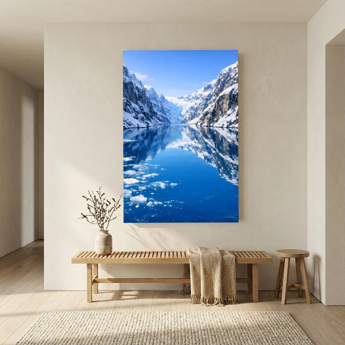 Hochformat Poster mit blauem Fjord und Gletschereis, Landschaft mit Bergen und Spiegelung.