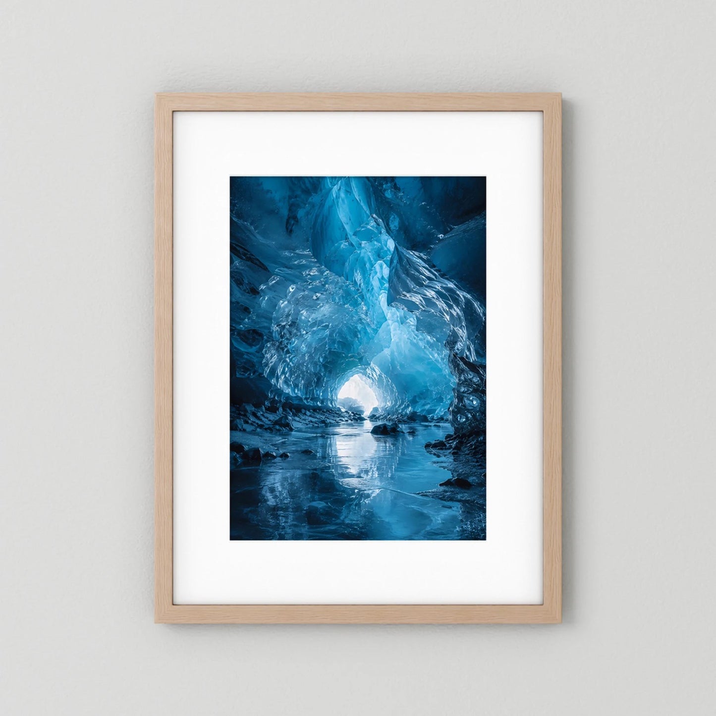 Poster im hellen Holzrahmen mit leuchtender Eishöhle in Blau und Lichtkugel