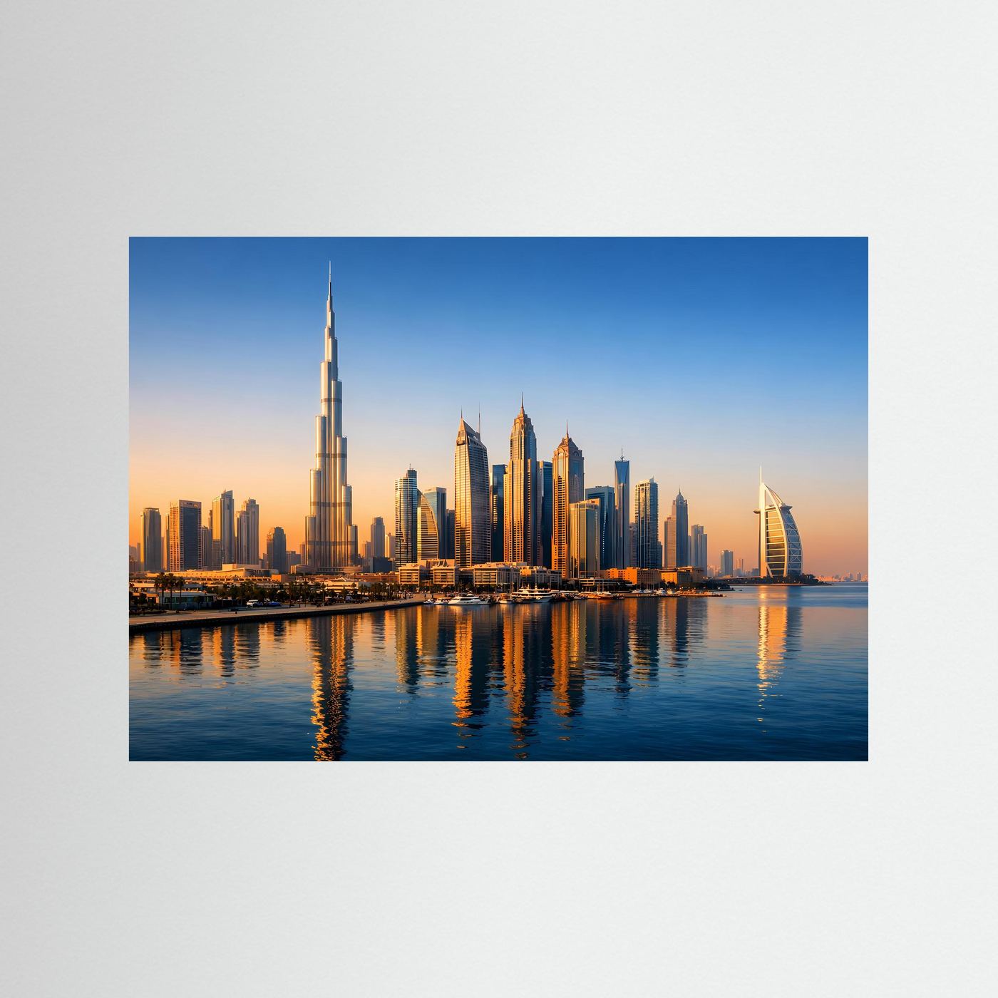 Stadtposter Panorama mit Dubai-Skyline bei Sonnenuntergang, blau eingefasst, ohne Rahmen.
