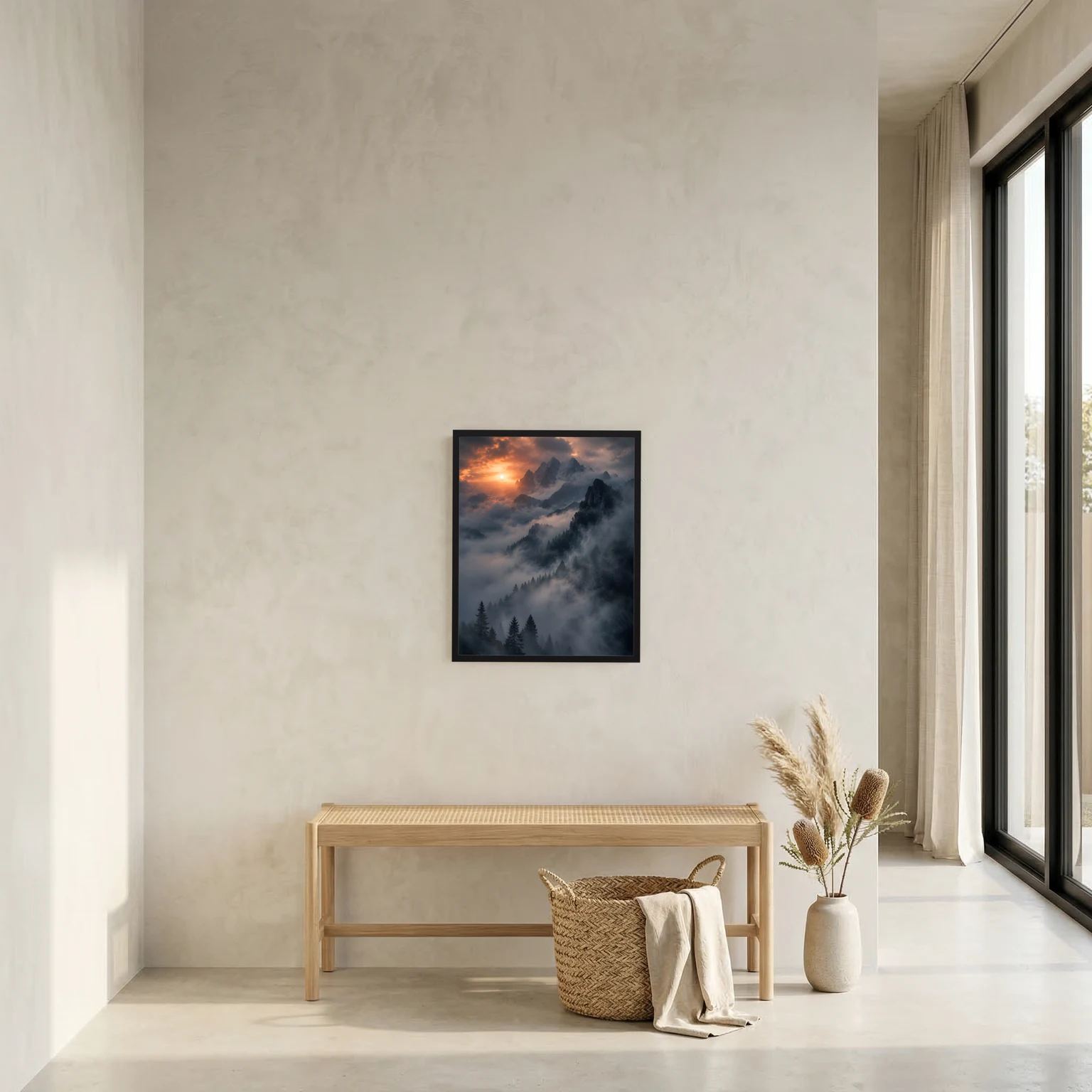 Hochformatiges Poster mit Berglandschaft im Nebel und Sonnenaufgang im dunklen Rahmen