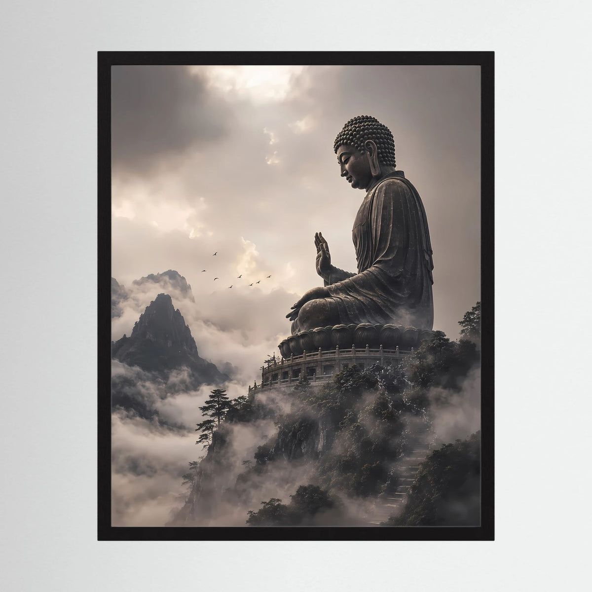 Gerahmtes Hochformat-Poster mit sitzendem Buddha, betenden Händen und nebliger Bergkulisse